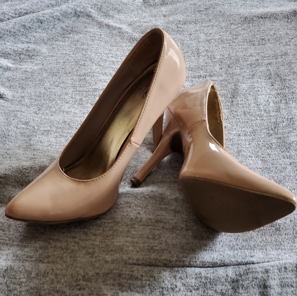 Nude Closed Pointed-Toe Heels - Picture 1 of 5